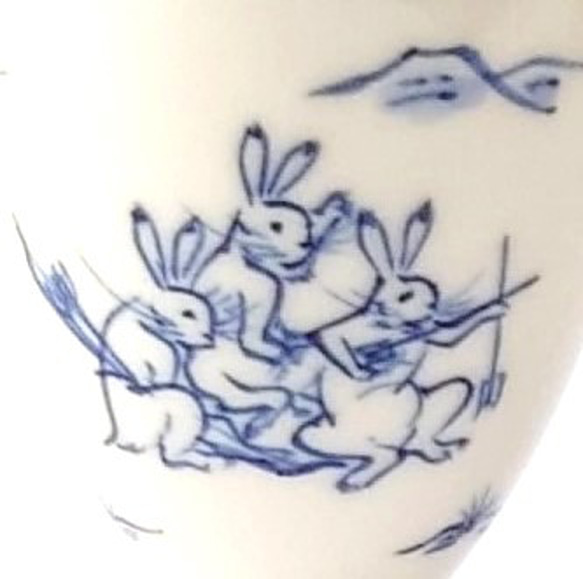 弓を射ようとするウサギを描いた杯　　　鳥獣戯画（射的）丸高台杯　磁器 5枚目の画像