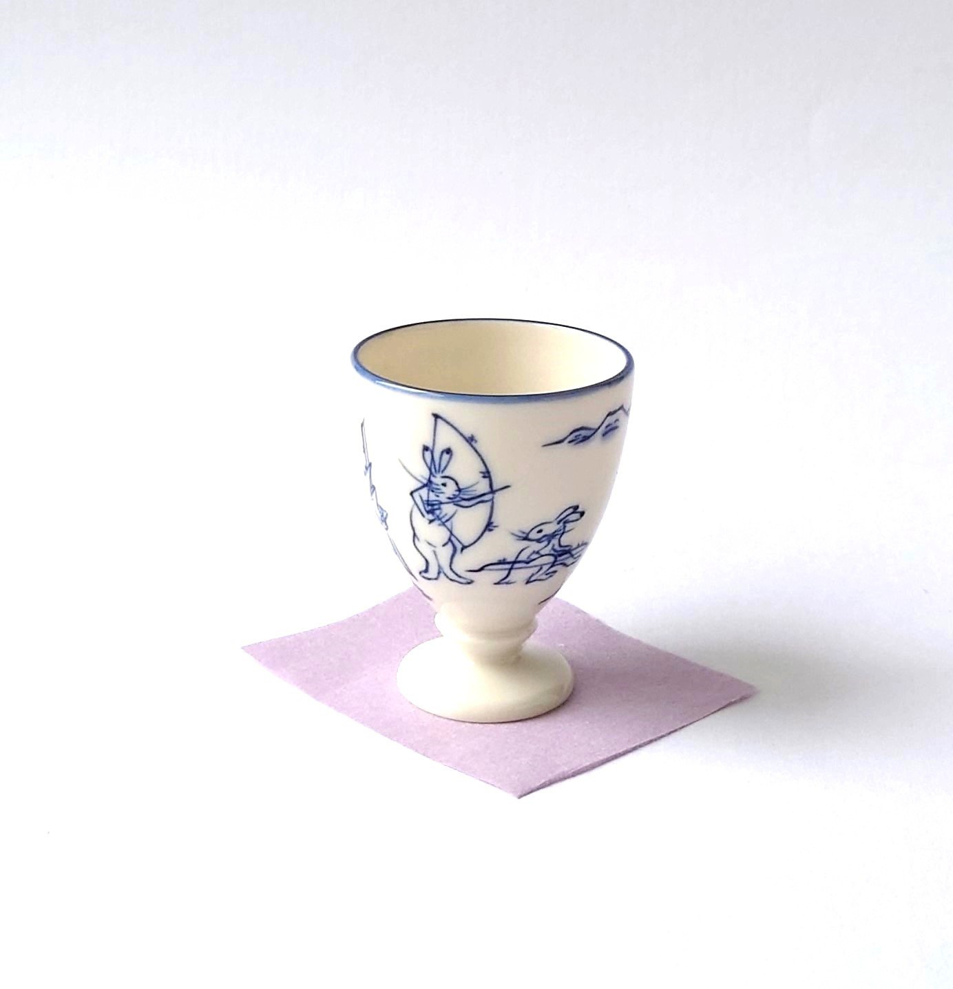 弓を射ようとするウサギを描いた杯　　　鳥獣戯画（射的）丸高台杯　磁器