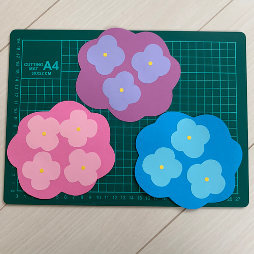 ♦♡*梅雨飾り**♡♦ 壁面飾り 梅雨 紫陽花 カエル 切り絵 くまたん。 通販 15872854