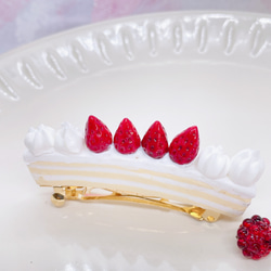 大人可愛い　いちごケーキのバレッタ　バレッタ　フェイクスイーツ　いちごショート　キッズヘアアクセサリー 2枚目の画像