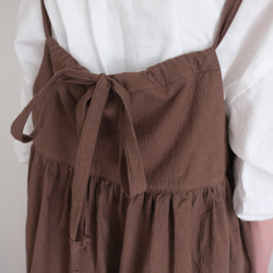 吊帶背心連身裙，褶皺，長度可調節，帶絲帶，棕色 第9張的照片