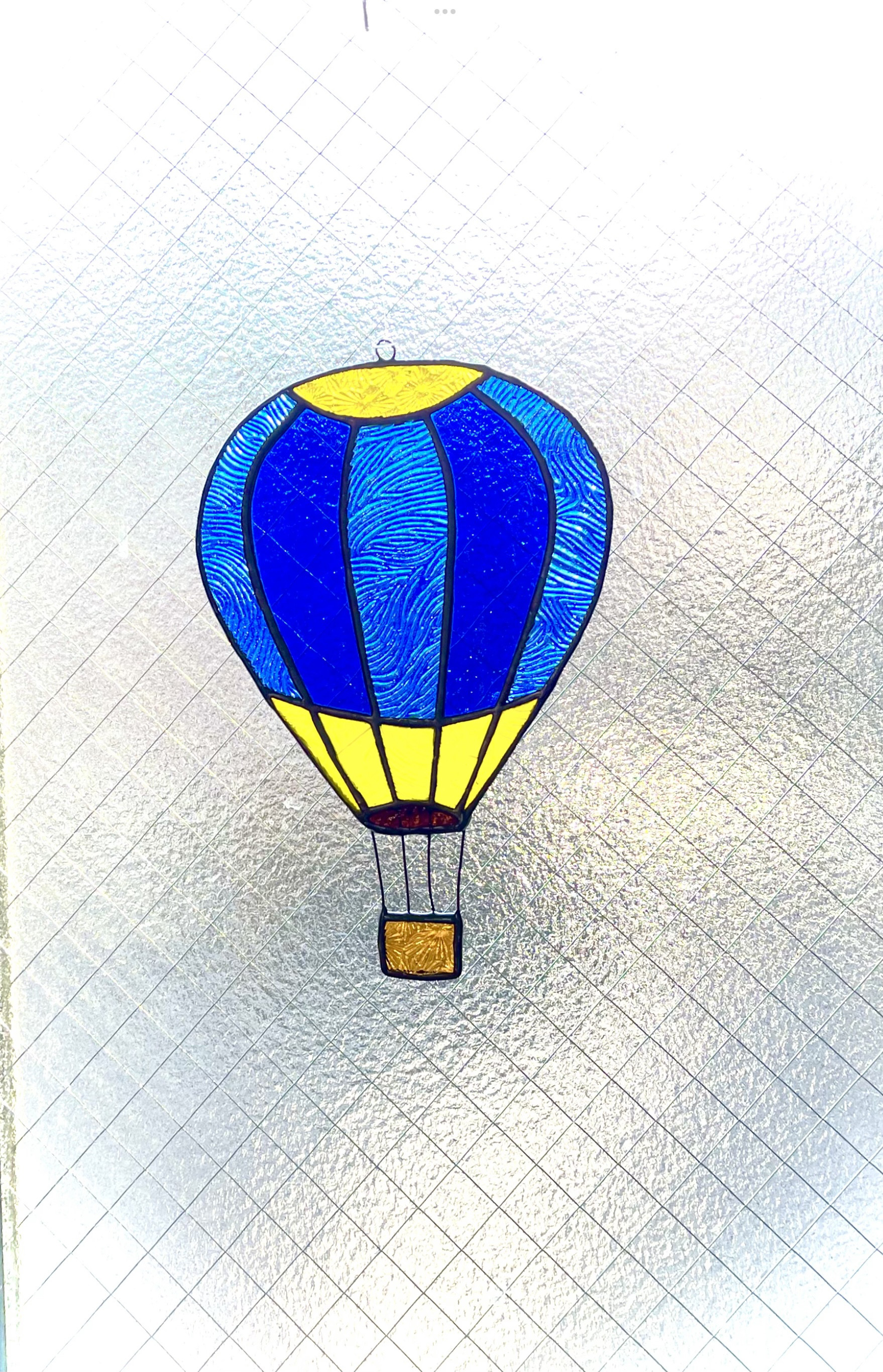 気球　ブルーとイエローのコントラスト