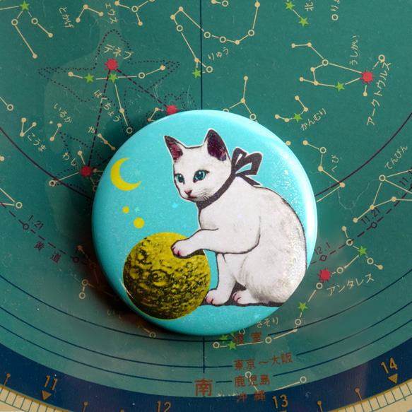 星ホログラム缶バッジ 57mm『ボール遊び』　宇宙を旅する白猫マイカシリーズ 1枚目の画像