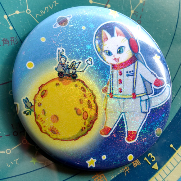 星ホログラム缶バッジ 57mm『お月見マイカ』　宇宙を旅する白猫マイカシリーズ 1枚目の画像