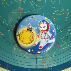 星ホログラム缶バッジ 57mm『お月見マイカ』　宇宙を旅する白猫マイカシリーズ 2枚目の画像