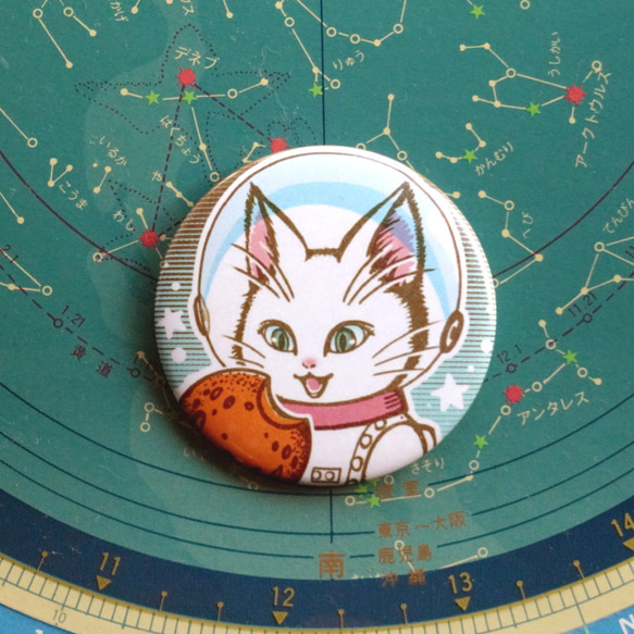 星ホログラム缶バッジ 57mm『月光チーズ』　宇宙を旅する白猫マイカシリーズ 1枚目の画像