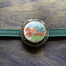 薩摩ボタンの晴れやかな里山風景の帯留め「ピースフル」 8枚目の画像