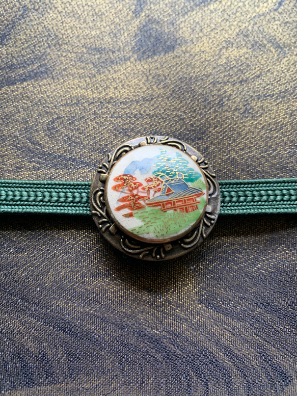 薩摩ボタンの晴れやかな里山風景の帯留め「ピースフル」 8枚目の画像