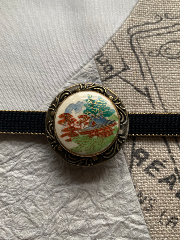 薩摩ボタンの晴れやかな里山風景の帯留め「ピースフル」 5枚目の画像