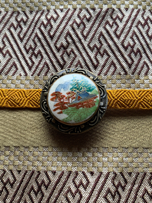 薩摩ボタンの晴れやかな里山風景の帯留め「ピースフル」 7枚目の画像