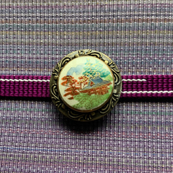 薩摩ボタンの晴れやかな里山風景の帯留め「ピースフル」 6枚目の画像