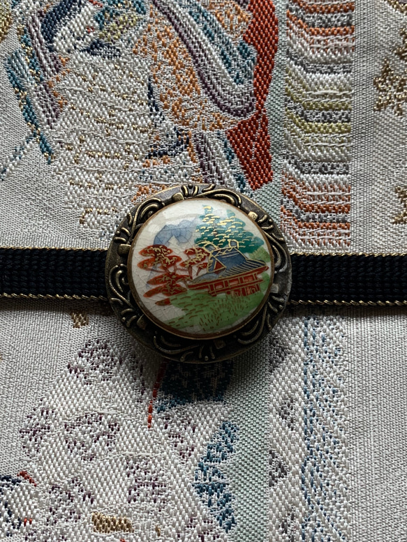 薩摩ボタンの晴れやかな里山風景の帯留め「ピースフル」 9枚目の画像
