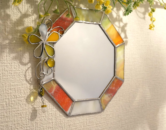 ✴︎:.｡.ステンドグラス　ビタミンカラーの八角形の鏡♪　チャーム付き（size17/Max20）　 6枚目の画像