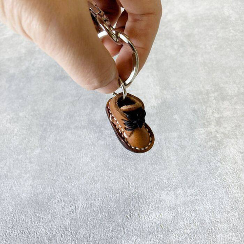 レザーキーホルダー メンズ レディース 本革 靴 スニーカー ストラップ