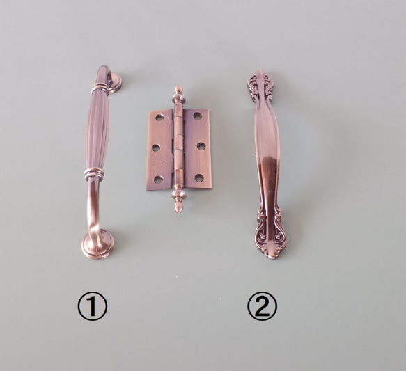 ろくろ脚のガラスキャビネット　オリーブグリーン塗装 