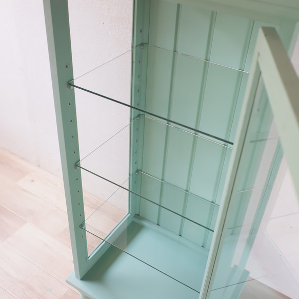 ろくろ脚のガラスキャビネット　オリーブグリーン塗装 