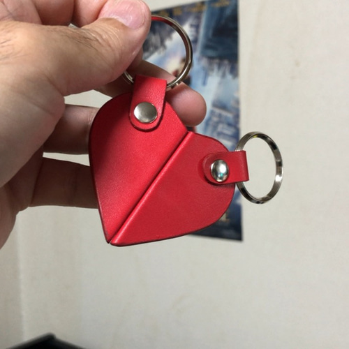 連結するとハート形になる 赤いハート形キーホルダー左右セット