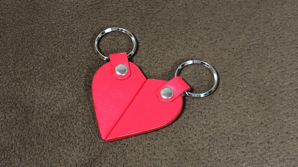 連結するとハート形になる 赤いハート形キーホルダー左右セット
