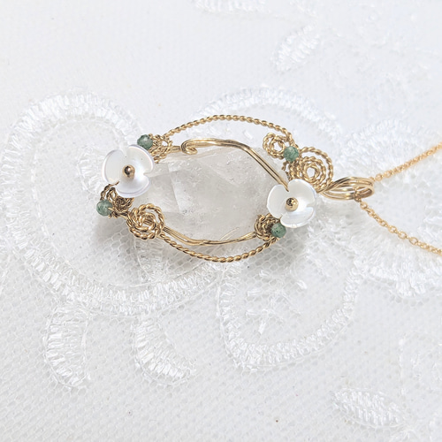 水晶のポイントのワイヤーラッピングのペンダントトップ ネックレス