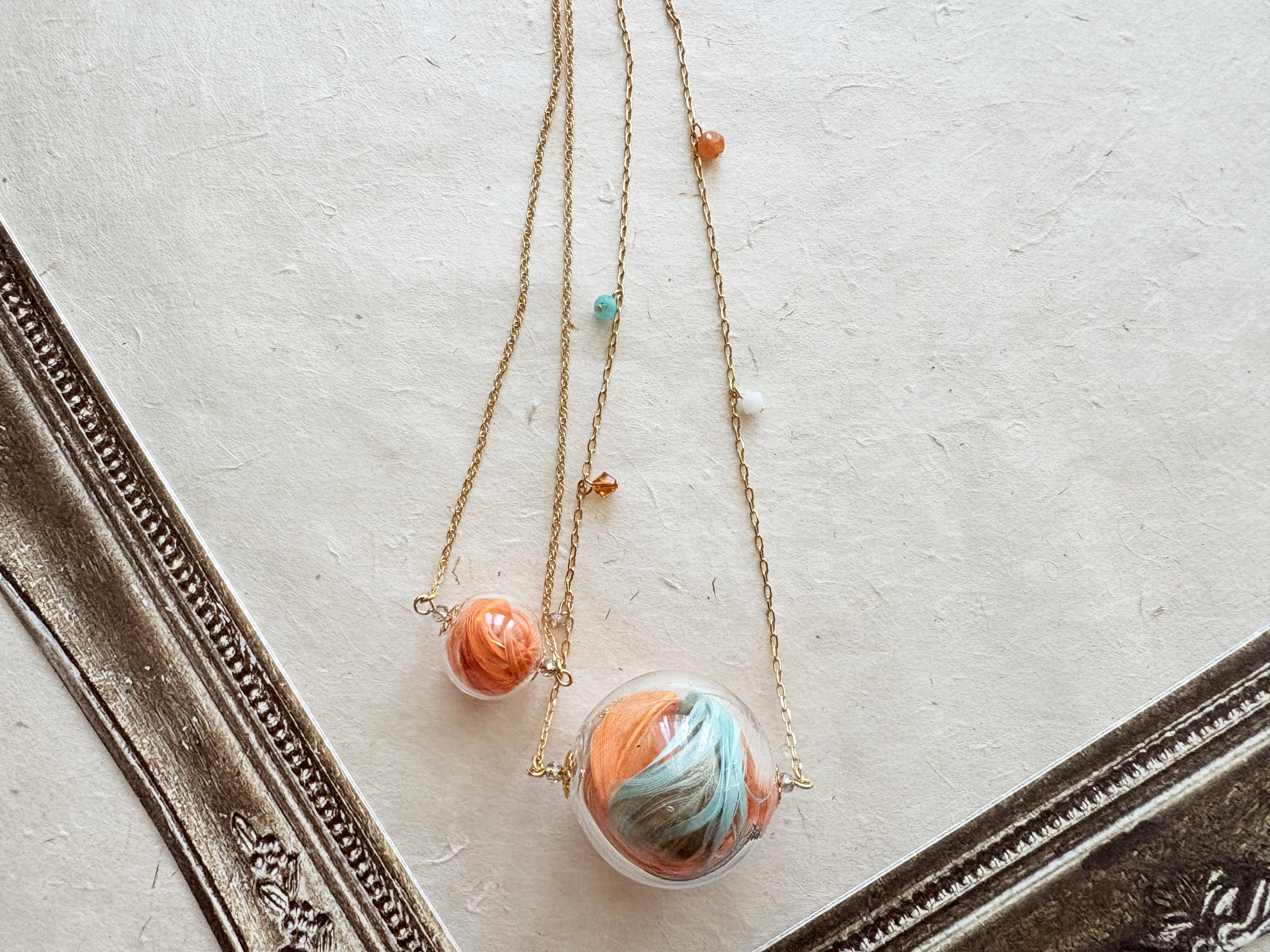 オレンジとモスグリーンの羽根を使用したセットネックレス 20174