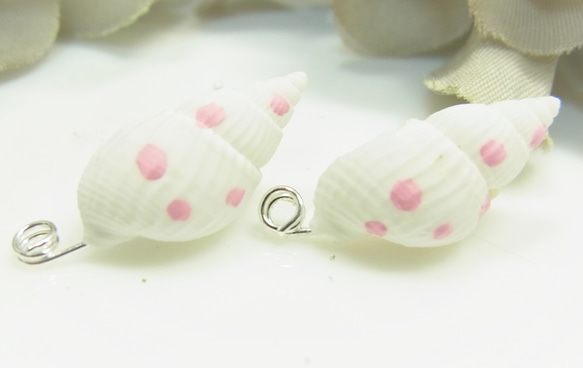 シェルチャーム　貝殻　ピン加工パーツ ピアス イヤリングパーツ　水玉ピンク 1枚目の画像