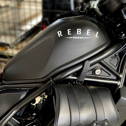 アーチ型ステッカー　HONDA REBEL　ホンダレブル250　カッティング　バイク　タンク　カスタム 2枚目の画像