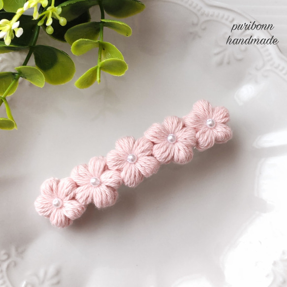 桜のようなピーチのようなパステルピンクのコットン100%で編んだ手編みのお花のバレッタ・可愛いパステルピンク・かぎ針編み 1枚目の画像