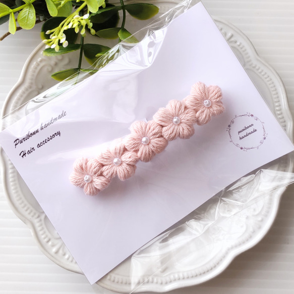 桜のようなピーチのようなパステルピンクのコットン100%で編んだ手編みのお花のバレッタ・可愛いパステルピンク・かぎ針編み 3枚目の画像