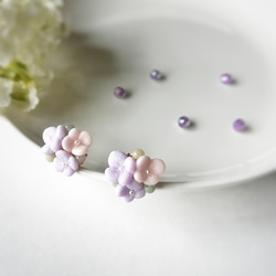 紫陽花と翡翠のピアス/イヤリング ペールカラー 5月誕生石 お花 2枚目の画像
