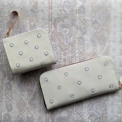 刺繡皮革錢包“shuwa-shuwa”白色奶油 x BLUE（牛皮）“雙折錢包” 第9張的照片