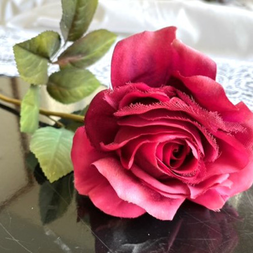 創作布染花薔薇 染花・布花・アートフラワー 紅の薔薇1本 玄関・和洋の空間