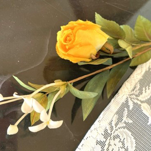 布染め創作の薔薇のつぼみ 手染め布花 つぼみバラとブバリア2本 玄関・和洋の空間・お部屋の