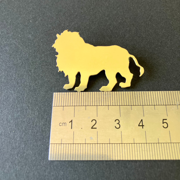たてがみは強さの象徴【真鍮】ライオンのブローチ 3枚目の画像