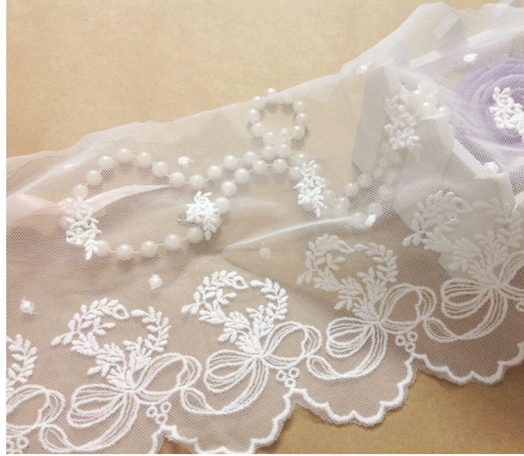淡いクリーム色小花刺繍幅広レース 塗っ