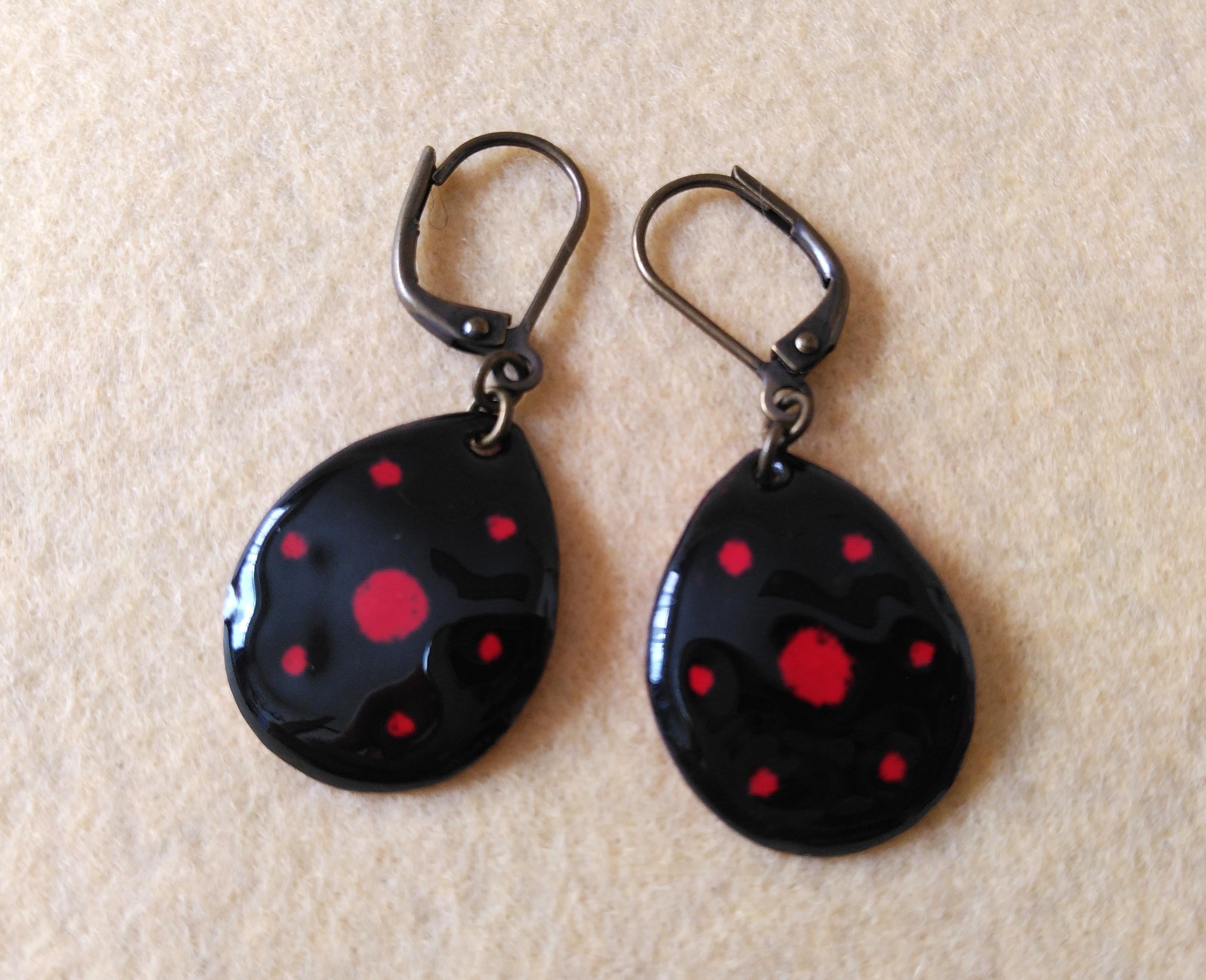 雫型天道虫ピアス　朱赤×黒