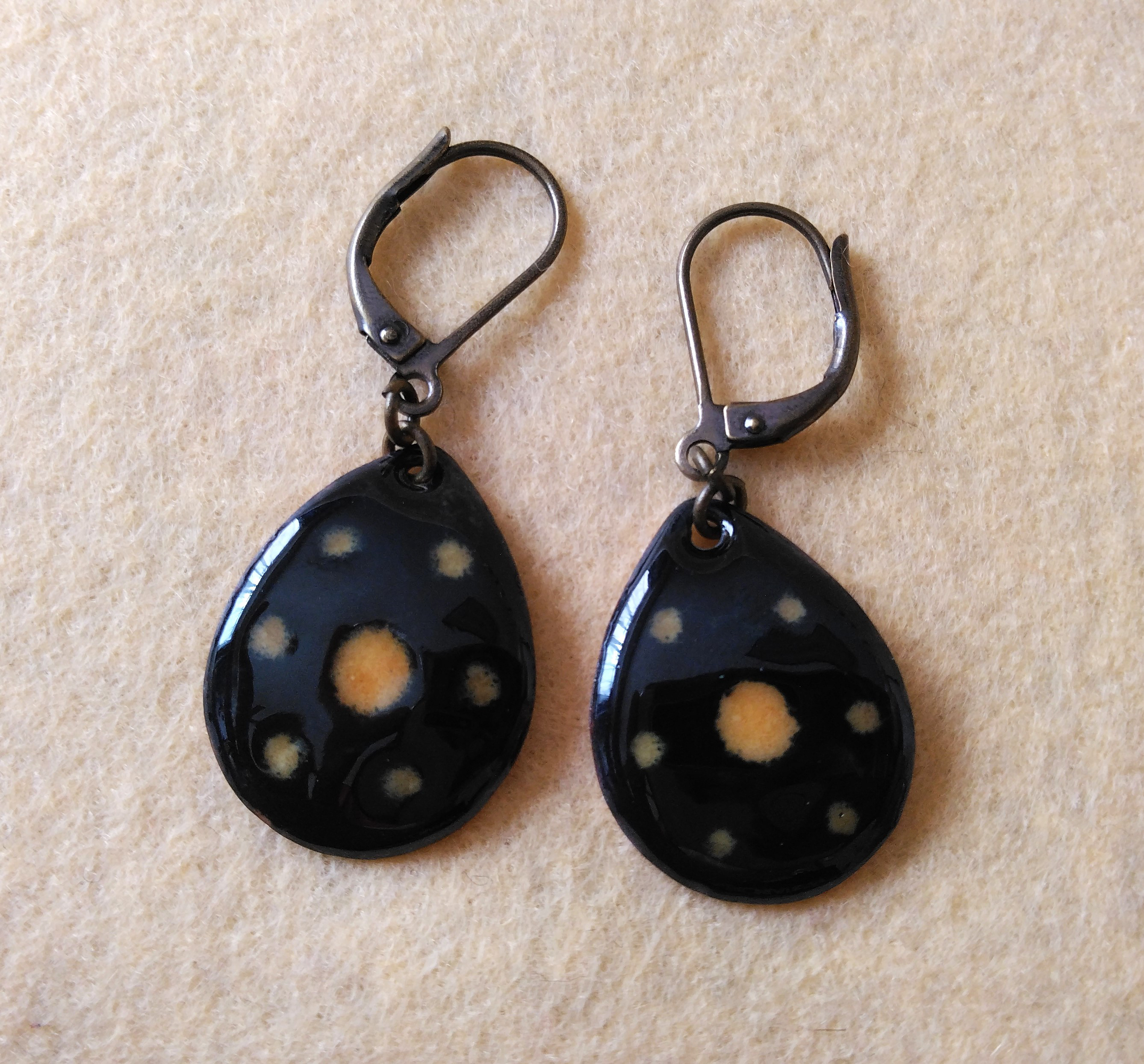 雫型天道虫ピアス　金色×黒