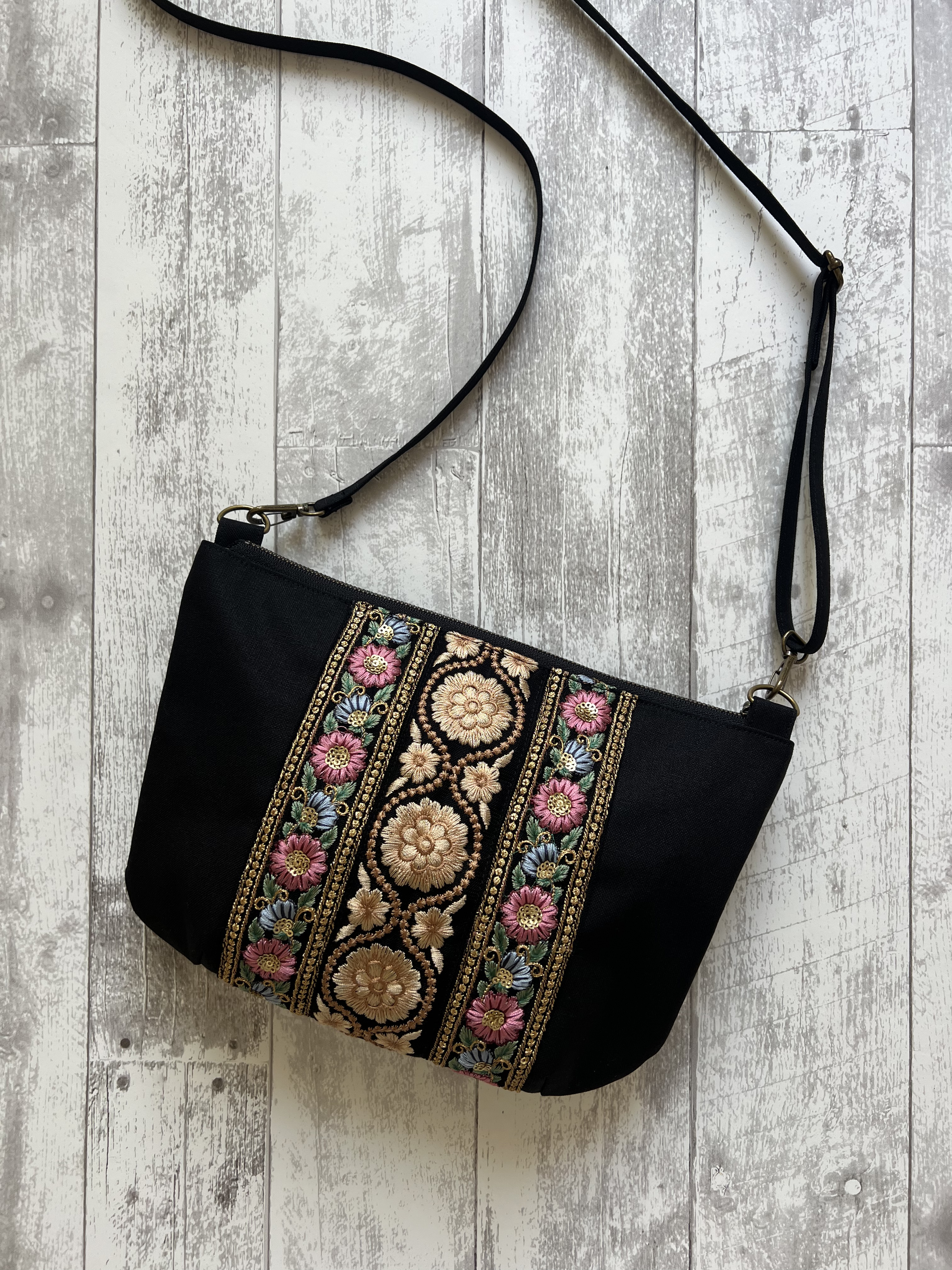 完売 インド刺繍リボン× 帆布 ハンドメイド ボディバッグ クリスマス ボディバッグ・ウエストポーチ