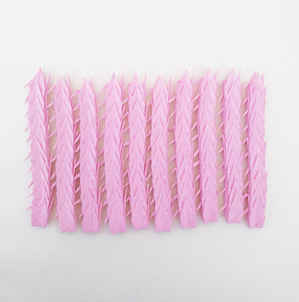 折り鶴（首あり）ピンク 100羽 （5×5cmの折り紙使用） 1枚目の画像