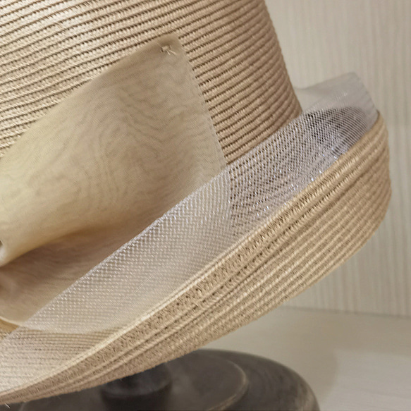 春夏の日は、コガネ糸弓の装飾をロールエッジ麦わら帽子漁師の帽子盆地キャップファッション麦わら帽子を取る。 5枚目の画像