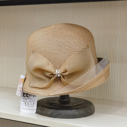 春夏の日は、コガネ糸弓の装飾をロールエッジ麦わら帽子漁師の帽子盆地キャップファッション麦わら帽子を取る。 3枚目の画像