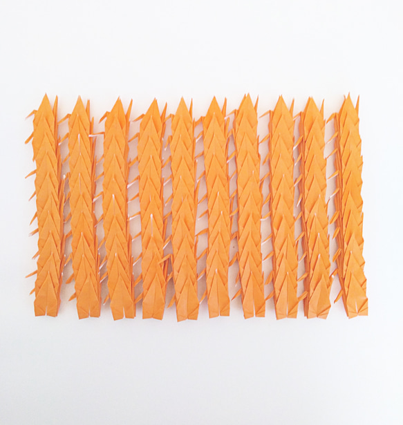 折り鶴（首あり）橙色 100羽 （5×5cmの折り紙使用） 1枚目の画像