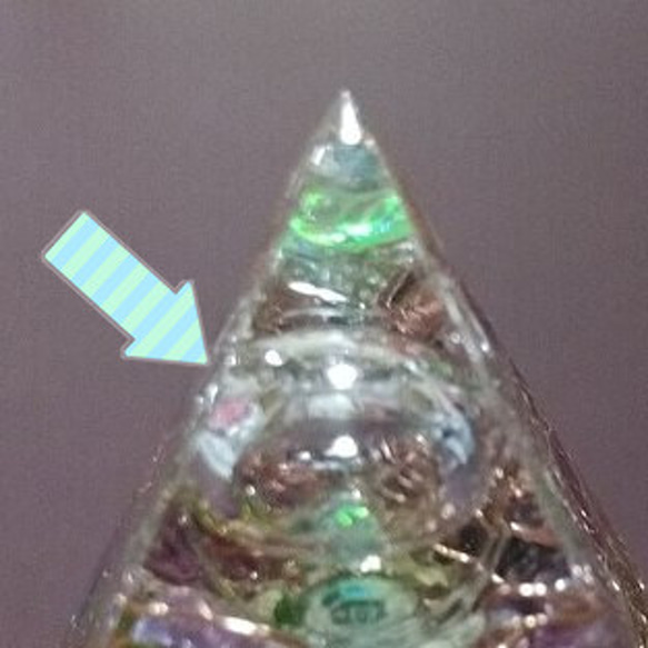 ゴールデンヘマタイトクォーツとアメジストのミニピラミッドのオルゴナイト：一点もの 4枚目の画像