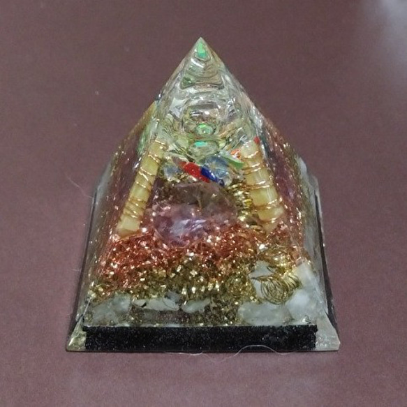 ゴールデンヘマタイトクォーツとアメジストのミニピラミッドのオルゴナイト：一点もの 3枚目の画像