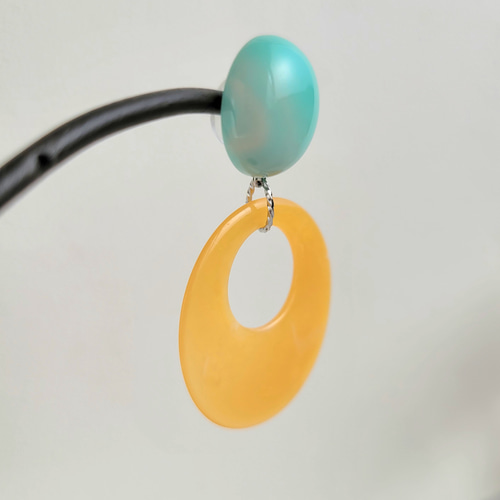 ミントグリーン×オレンジイエローのアクセサリー 選べる金具ピアス