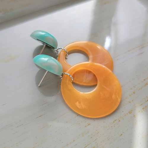 ミントグリーン×オレンジイエローのアクセサリー 選べる金具ピアス