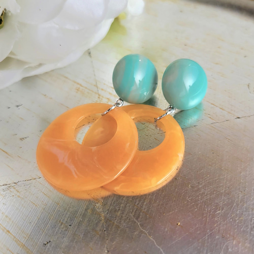 ミントグリーン×オレンジイエローのアクセサリー 選べる金具ピアス