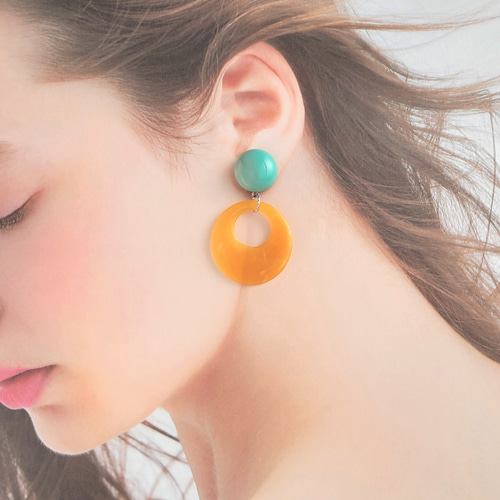 ミントグリーン×オレンジイエローのアクセサリー 選べる金具ピアス