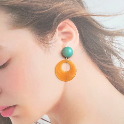 ミントグリーン×オレンジイエローのアクセサリー 選べる金具ピアス