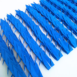 折り鶴（首あり）青100羽 （5×5cmの折り紙使用） 2枚目の画像