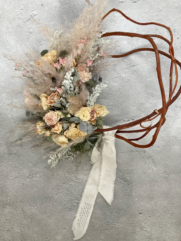 ニュアンスカラーのふんわり優しいハーフリース:ドライフラワーリース  